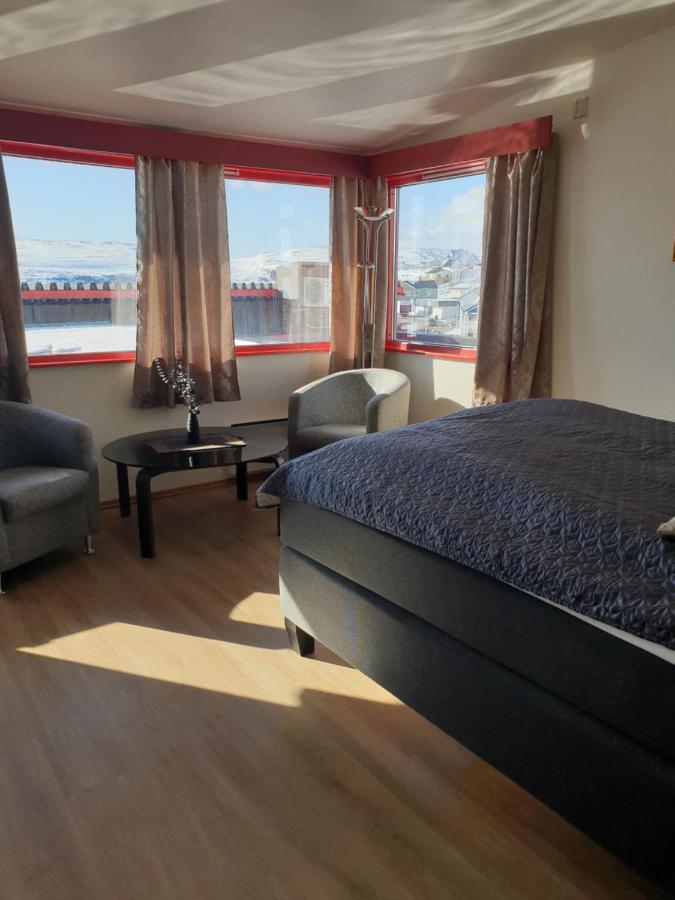 Mehamn Arctic Hotel Bagian luar foto